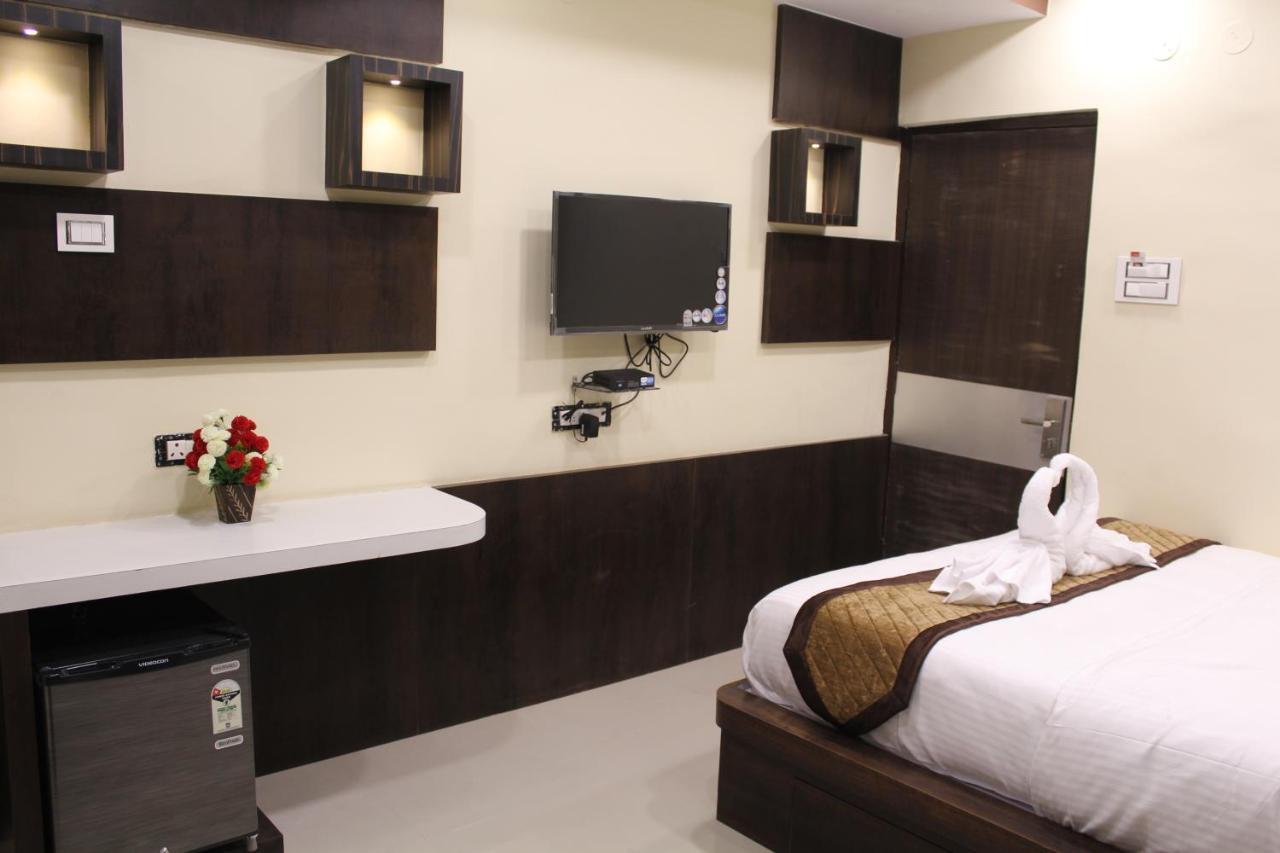 Deluxe Double Room (2 Adults + 1 Child)